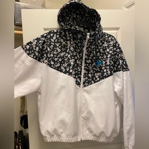 Nike women’s windbreaker. Oversized fit. Small